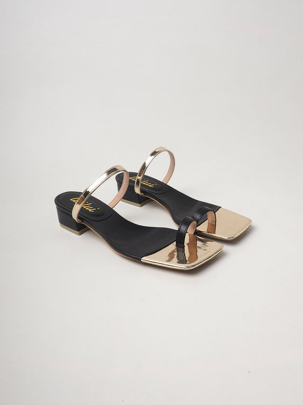 UMA low heel toe-loop sandals