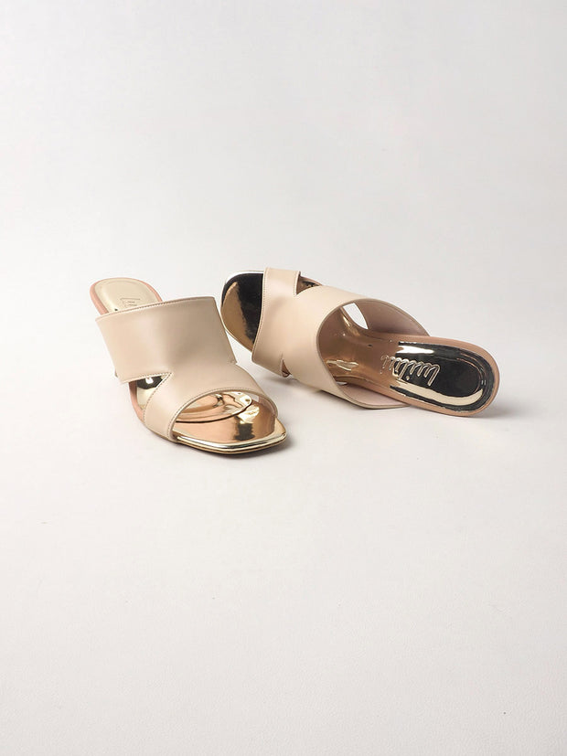 PALOMA slides on lacquered heels